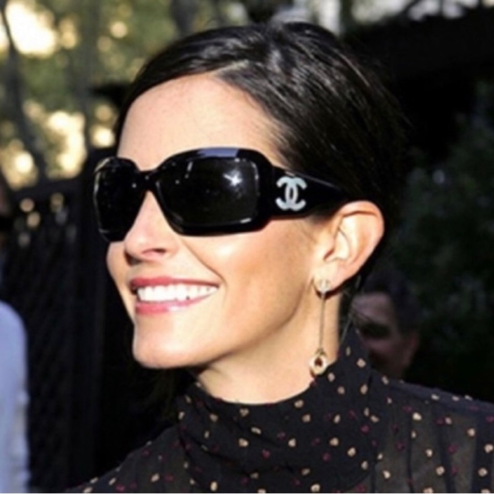 CHANEL Black Sunglasses. Mother of Pearl Logo. Case included.